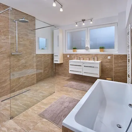 2 Bedrooms, 2 Bathrooms&garden Appartement *