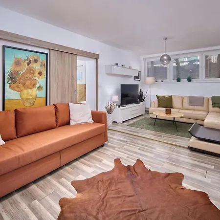 Апартаменти 2 Bedrooms, 2 Bathrooms & Garden