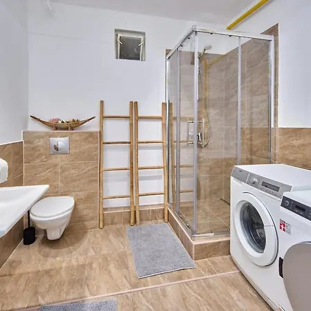 2 Bedrooms, 2 Bathrooms & Garden *