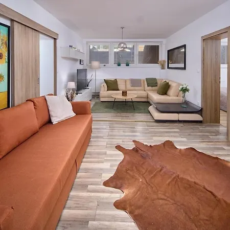 Apartment 2 Bedrooms, 2 Bathrooms & Garden *