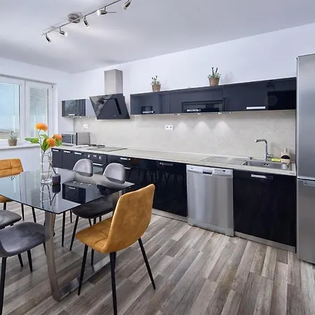 2 Bedrooms, 2 Bathrooms & Garden * ブラチスラヴァ