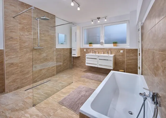 2 Bedrooms, 2 Bathrooms & Garden アパート *